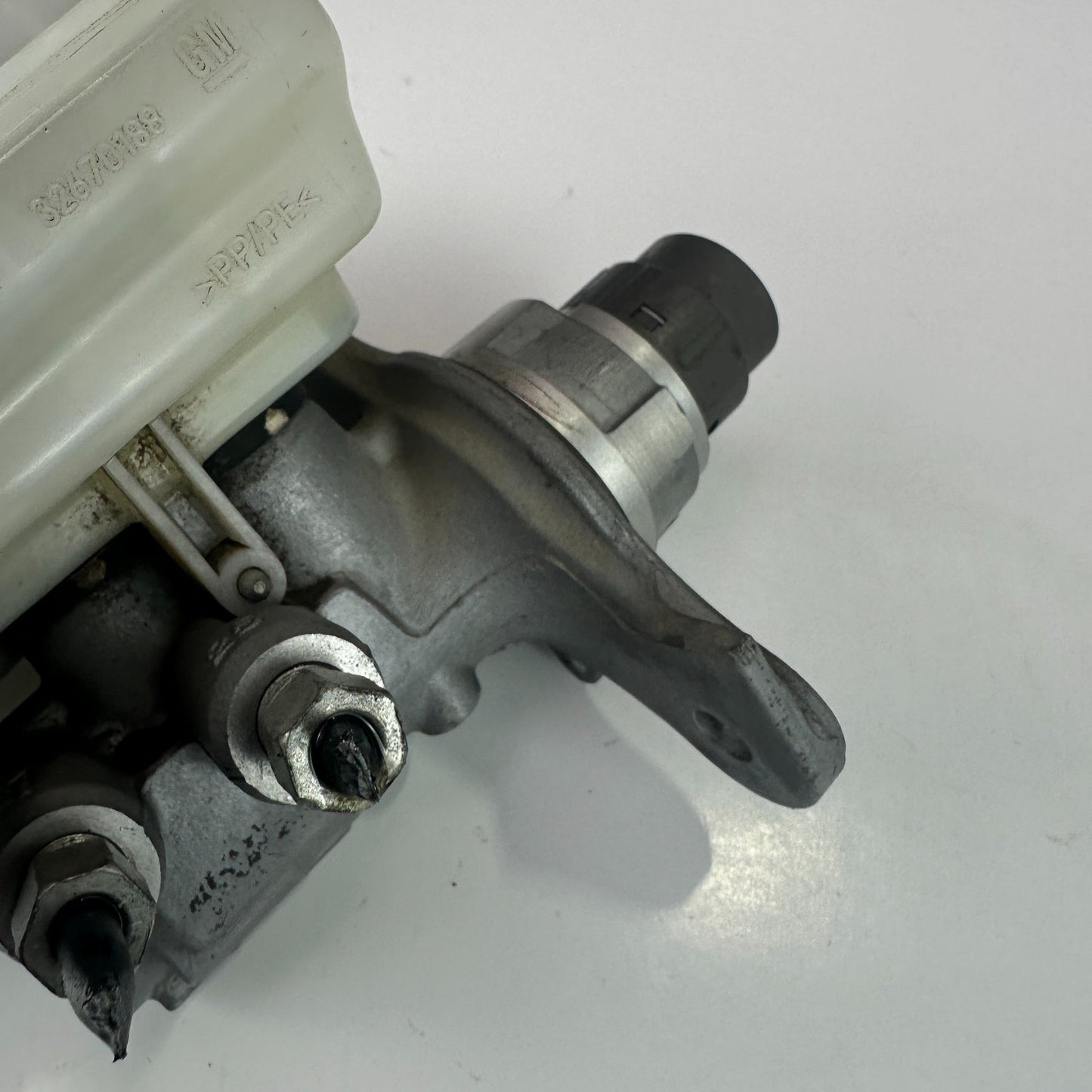 14-19 CHEVROLET CORVETTE C7 BRAKE MASTER CYLINDER W/ RESERVOIR TANK 32670188 OEM