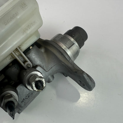 14-19 CHEVROLET CORVETTE C7 BRAKE MASTER CYLINDER W/ RESERVOIR TANK 32670188 OEM