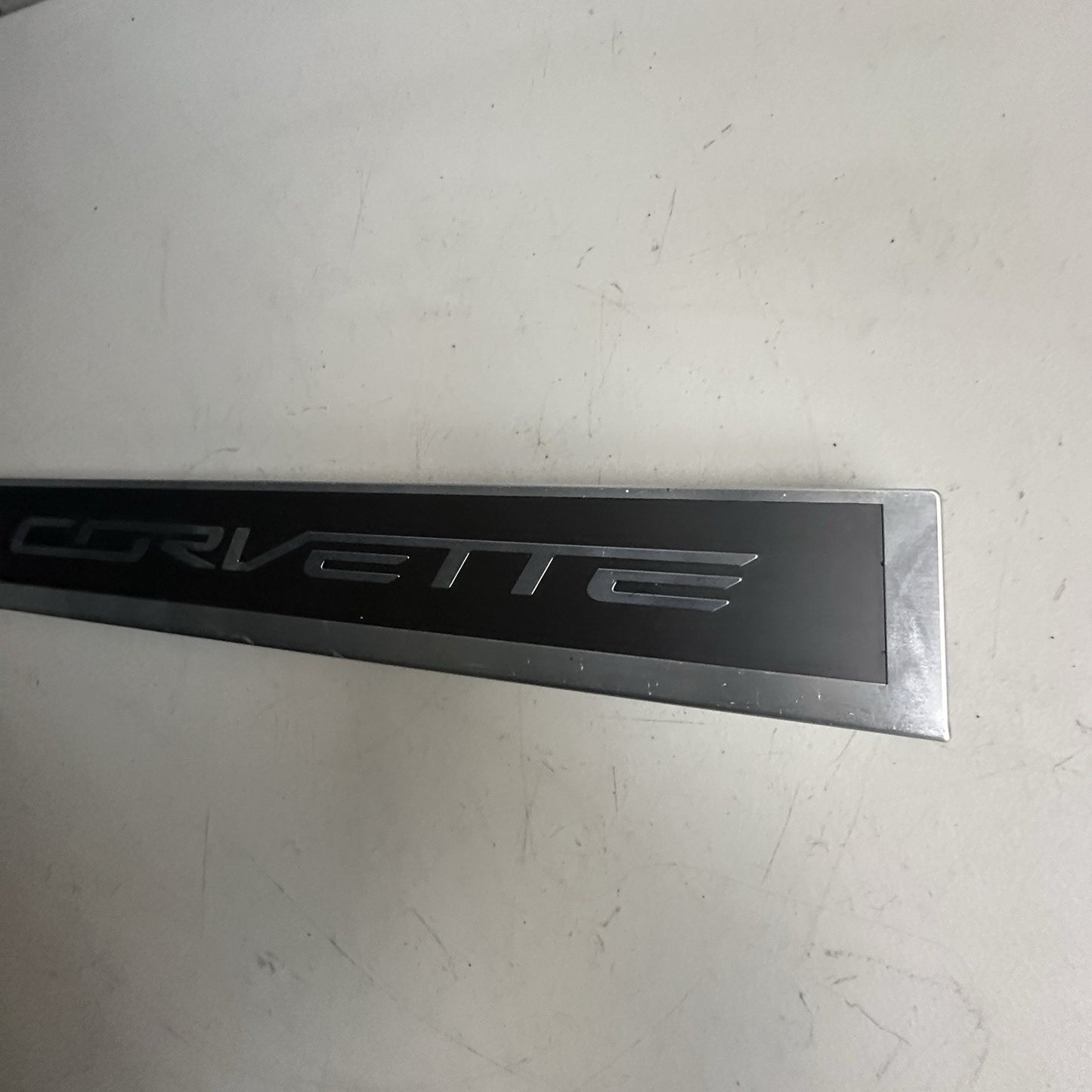 2014-2019 CHEVY CORVETTE C7 RIGHT DOOR SILL PLATE SCUFF PLATE TRIM 22789327