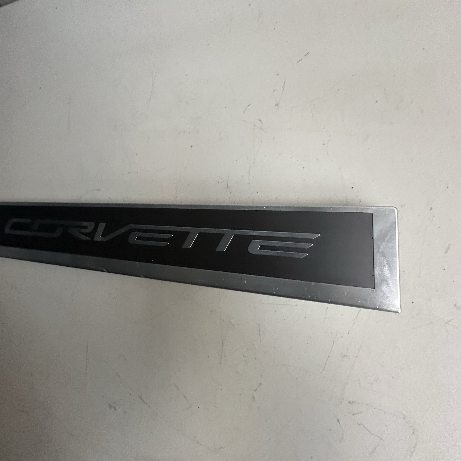 2014-2019 CHEVY CORVETTE C7 RIGHT DOOR SILL PLATE SCUFF PLATE TRIM 22789327