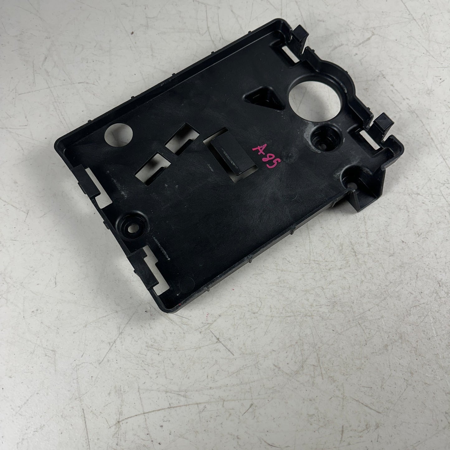 14-19 CHEVY CORVETTE C7 ECM ENGINE COMPUTER CONTROL MODULE BRACKET 23130710 OEM