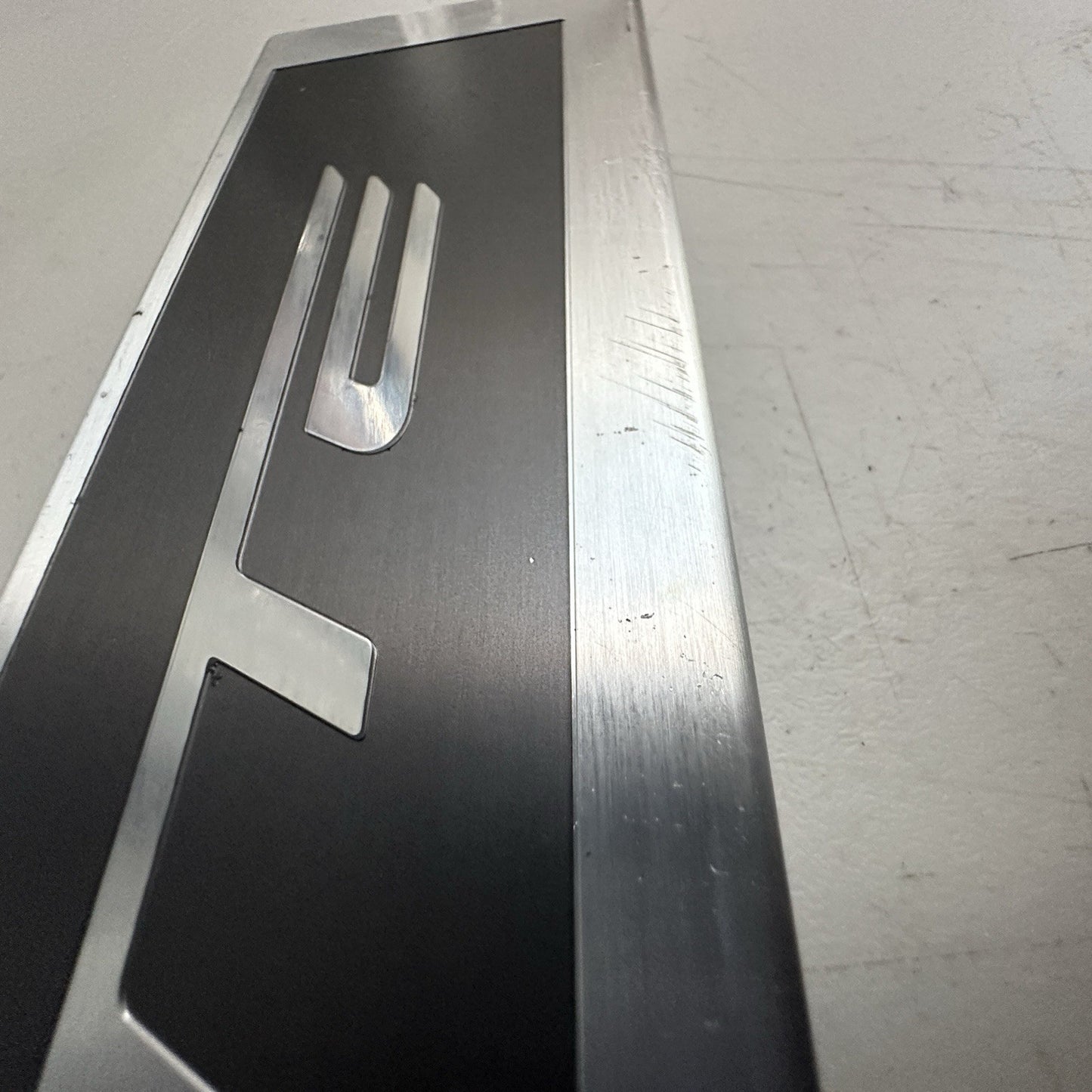 2014-2019 CHEVY CORVETTE C7 RIGHT DOOR SILL PLATE SCUFF PLATE TRIM 22789327