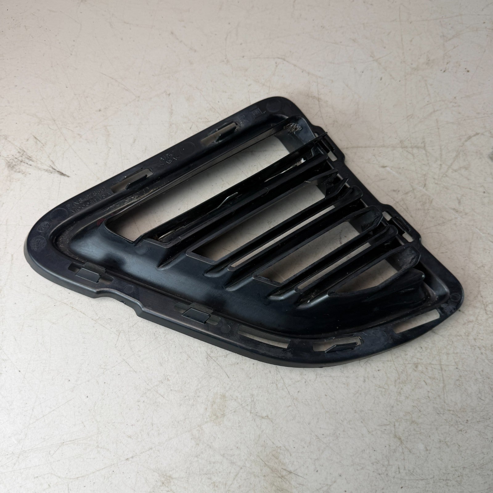 2016-2018 CHEVY CAMARO FRONT RIGHT SIDE BUMPER FOG LIGHT BEZEL COVER 84278551