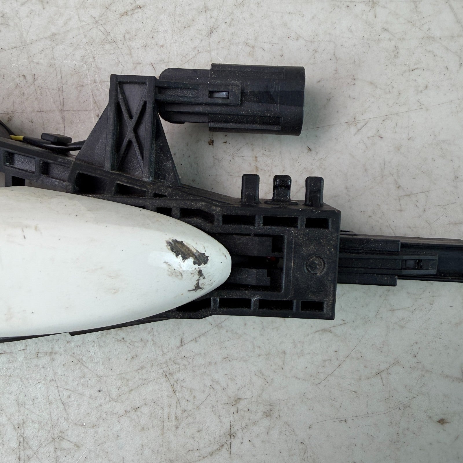 2017-2020 MASERATI LEVANTE FRONT LEFT DRIVER SIDE EXTERIOR DOOR HANDLE WHITE OEM