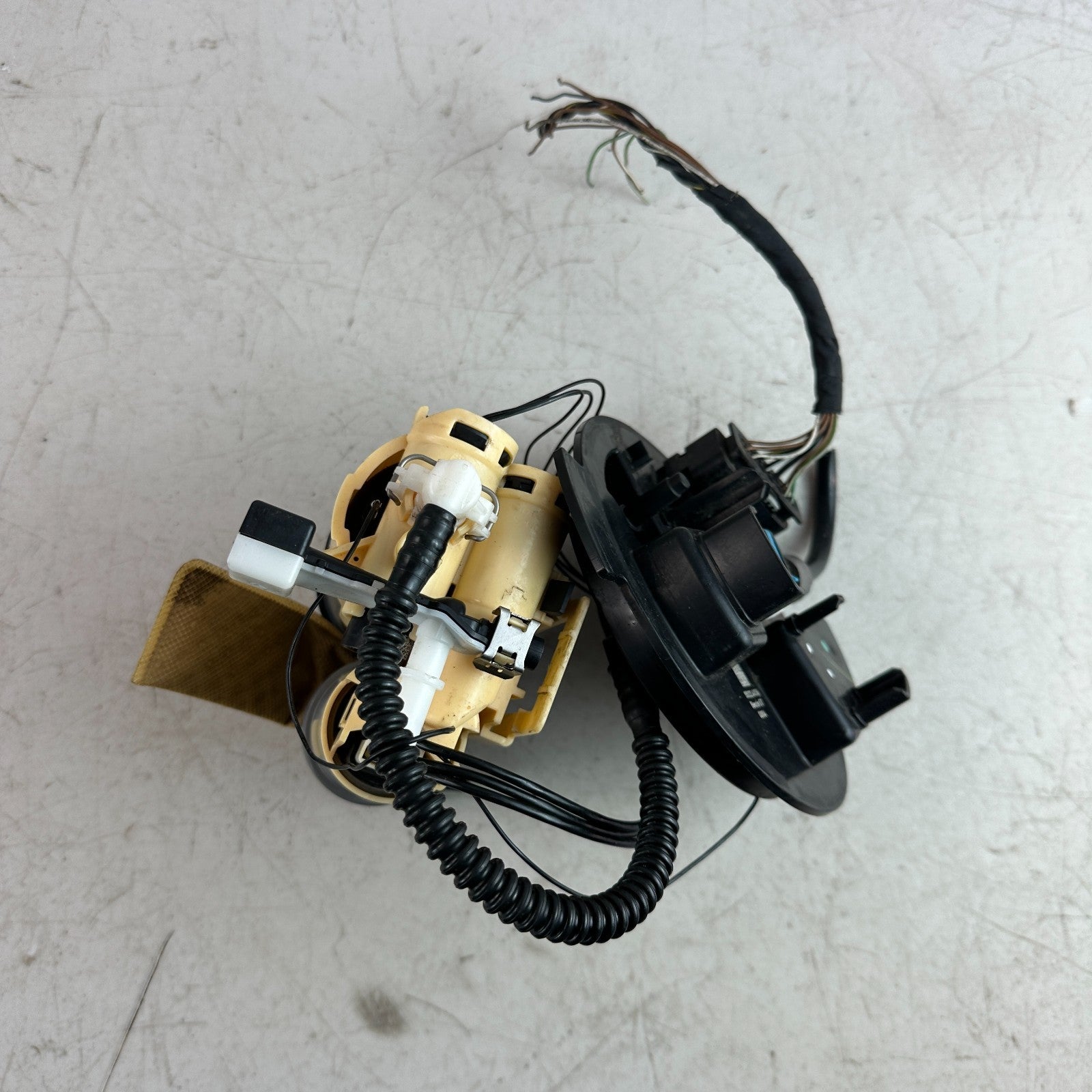 15-19 MERCEDES-BENZ W205 C300 FUEL TANK PUMP SENDING LEVEL UNIT A2054701594 OEM