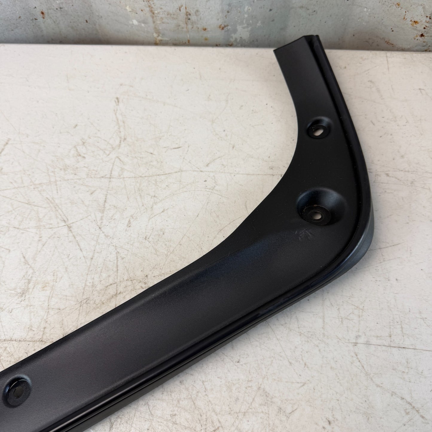 2017-2020 MASERATI LEVANTE LEFT SIDE LIFTGATE TRUNK ANTI PINCH SENSOR COVER OEM