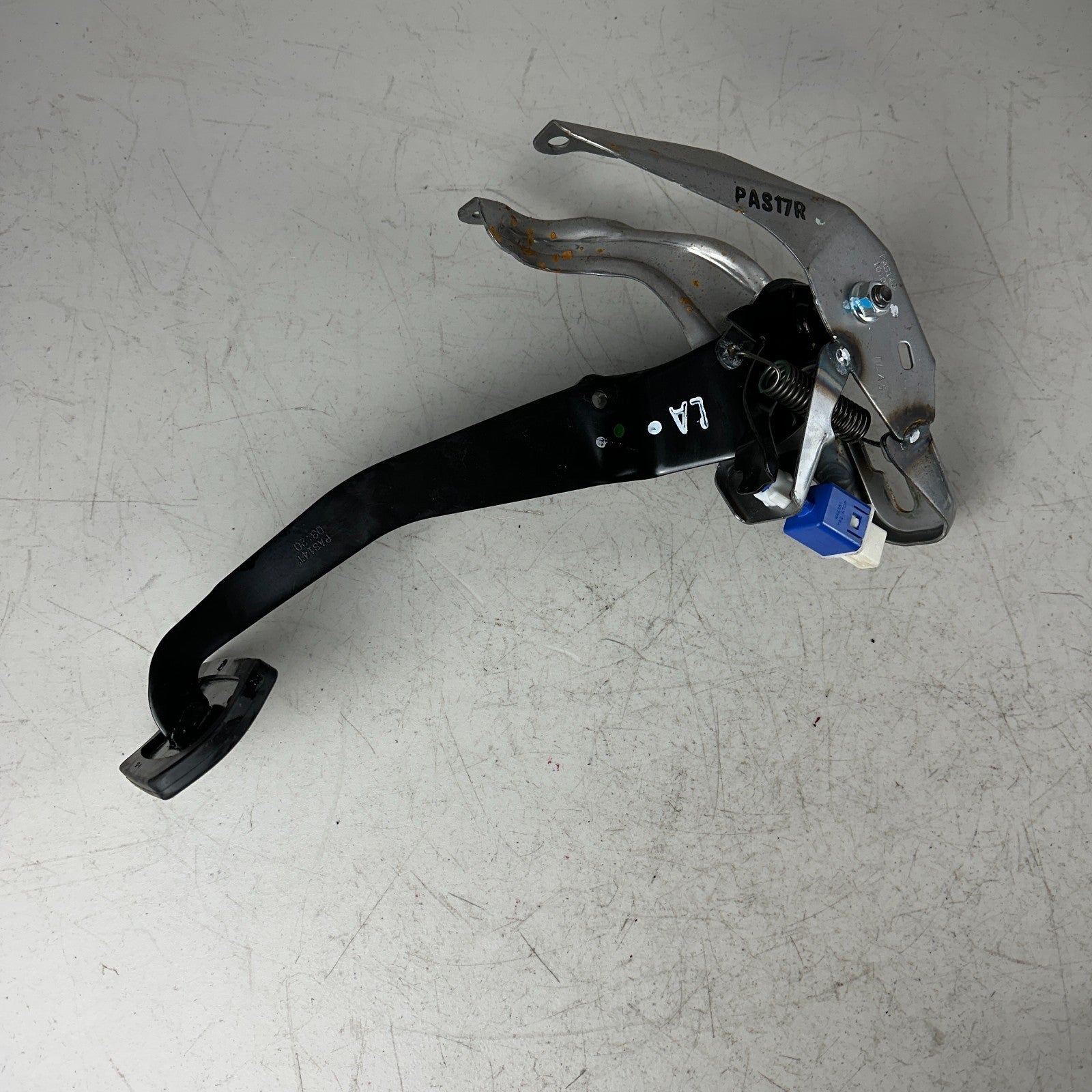 2017-2020 HONDA CR-V CRV FRONT LEFT DRIVER SIDE BRAKE STOP PEDAL W/ BRACKET OEM