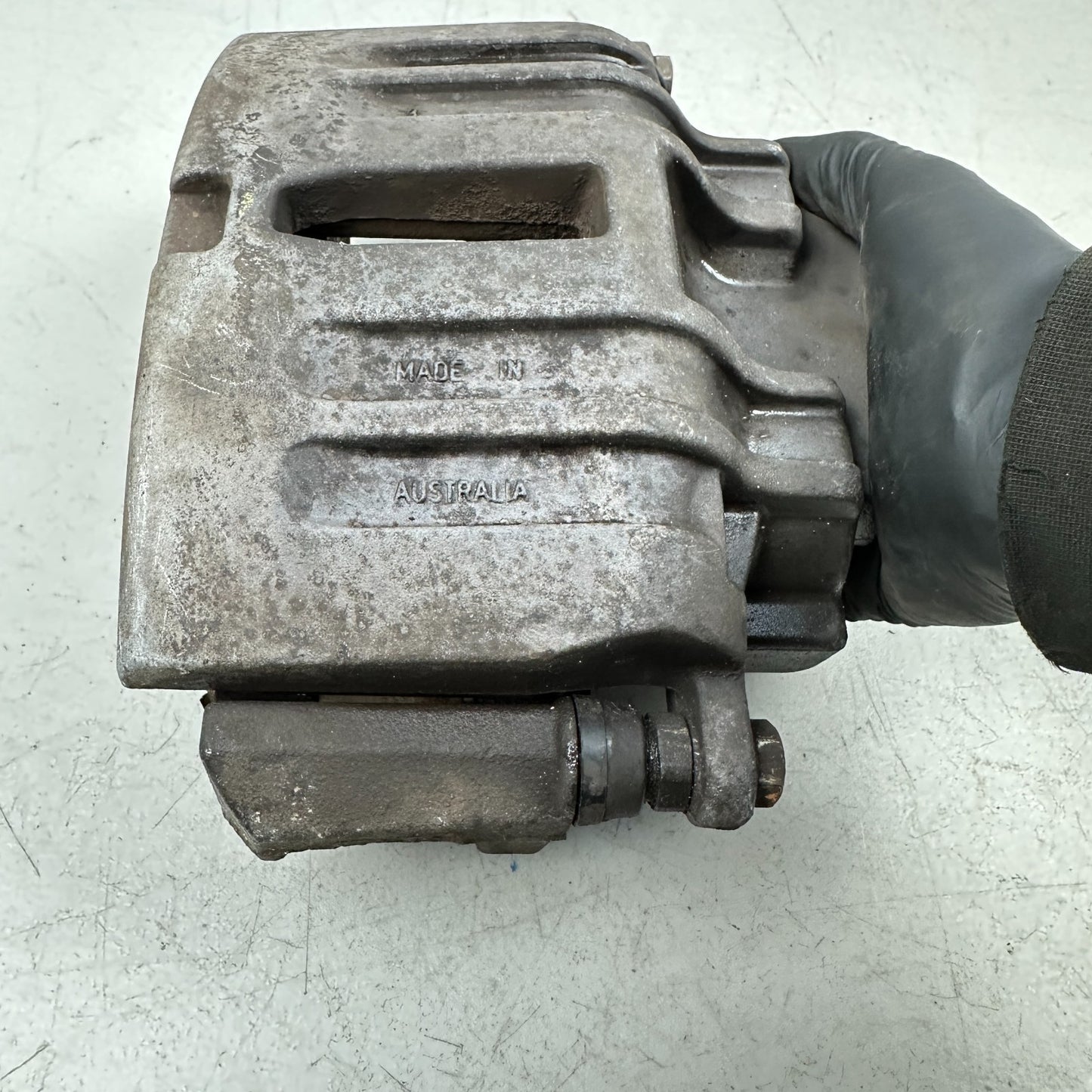 05-13 CHEVROLET CORVETTE FRONT LEFT DRIVER SIDE BRAKE CALIPER W/ BRAKE PADS OEM