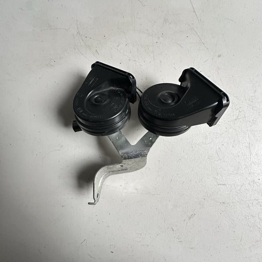 2014-2019 CHEVY CORVETTE LOW & HIGH DUAL TONE NOTE HORN SIGNAL PAIR OEM