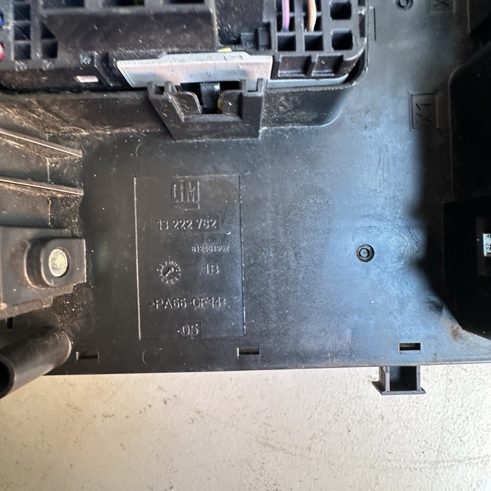 2011-2016 Chevy Cruze Malibu  Engine Relay Fuse Box 812461952